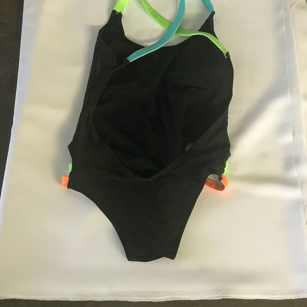 Scoop-neck swimsuit-no brand name - Picture 5 of 5